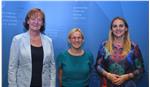 La nuova coordinatrice Astrid Wiest (al centro) con l’assessora Martha Stocker e la presidente della Commissione pari opportuità, Ulrike Oberhammer