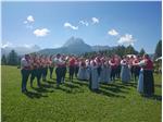 La banda musicale di Moena durante un’esibizione estiva Foto Fb Banda musicale di Moena