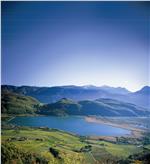 Die Mikroorganismen und ihre Produktion von Methangas sind Thema einer der drei Forschungsstudien, die das Land Südtiol nun zudem fördert. I.B.: Der Kalterersee. Foto: LPA