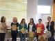 Landesrat Philipp Achammer überreicht mit Kindergarteninspektorin Christa Messner den Fachfrauen aus dem Kindergartensprengel Mühlbach ihr Zertifikat
