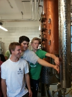 Die Schüler Michael Puff, Alexander Elsler und Alex Ladurner von der Fachschule Laimburg beim Besuch in der Obstbrennerei