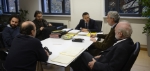 Zusammenarbeit bei Geschichtsvermittlung: LR Tommasini mit Neo-Präsident Donatini, dessen Vorgänger Bertoldi und den Schulverantwortlichen (Foto: LPA/Di Quirico)