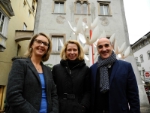 Birgit Oberkofler von der Europaregion und Antonino Benincasa freuen sich mit Anna Matosova (Mitte) über die Euregio-Skulptur 