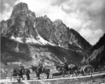Vor hundert Jahren: Kriegsgerät vor Dolomitenfelsen. Hundert Jahre später ist der Erste Weltkrieg Schwerpunkt in der ladinischen Kulturarbeit. Foto: LPA.