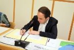 Landesrat Philipp Achammer setzte als erster seine Unterschrift unter den Lehrlingspakt. Foto: LPA/Ingo Dejaco