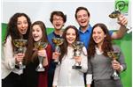 Spanisch-Siegerin Erika Stimpfl (dritte von rechts) im Kreis der Siegerinnen und Sieger von Österreichs Sprachmanics 2016. Foto: APA-Fotoservice