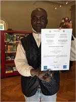 Samuel N’Dah N’Guessan von der Republik Côte d’Ivoire: Gratulation von den Mitarbeiterinnen und Mitarbeitern der Sprachenmediathek Meran und des Projektes "Voluntariat per les llengües".