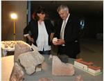 LR Mussner und Archäologin Marzoli bei der Besprechung der Funde (FOTO: Angelika Schrott/ www.provinz.bz.it/news)
