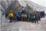 Die Schülergruppe mit Paolo Gabrielli am Gletscher