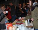 Schülerinnen der Fachschule Frankenberg überraschten Rorate-Besucher mit warmen Getränken und Speisen