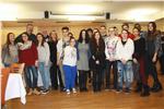Schülerinnen und Schüler, die am Projekt Booktrailer teilgenommen haben, zusammen mit den anwesenden Autoren. Foto: LPA/F. Grigoletto  