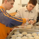 Mit voller Konzentration dabei: Die Schüler beim Käsefestival