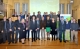 Foto di gruppo dei responsabili dei 25 progetti premiati con l’assessora Kasslatter Mur