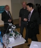 L’assessore provinciale Tommasini con il dirigente scolastcio Franz Josef Oberstaller mentre osserva il lavoro di una stampante 3D