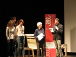 Un’immagine della premiazione del 28 novembre scorso del premio "Giorgio Ambrosoli, un’eroe borghese" al Teatro Rainerum di Bolzano. Al centro la signora Annalori Ambrosoli che ha premiato gli studenti