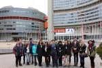 Foto di gruppo della delegazione degli studenti altoatesini davanti alla sede ONU di Vienna 