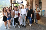 Il coro dell’istituto "Dé Medici" ha cantato alcune canzoni per i profughi alla stazione ferroviaria di Bolzano