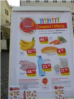 Un cartellone del "Supermercato diverso" col raffronto dei prezzi applicati nei Paesi del Sud del mondo e da noi per prodotti alimentari (USP/Educazione Permanente Tedesca)