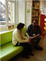 Uno dei tutor linguistici fornisce consulenza per l’auto-apprendimento (Foto: USP/Centro Multilingue Bolzano)