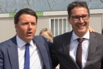 Il premier Renzi adöm al presidënt dla Provinzia Arno Kompatscher incö al aeroport da Balsan. (Foto USP/ohn)