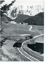 "La ferata de Gherdëina ntëur l 1955": Cherta che mostra la ferata te Gherdëina. (Dërc resservei: Culezion Turiseum -  Museum provinziel dl Südtirol per l turism)
