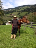 700 chilometri a pé y a ciaval tles Dolomites: Rudolf Nocker y süa ciavala Soraya a Funès./Foto USP