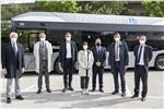 Obiettivo autobus moderni con zero emissioni: il sindaco di Bolzano, Caramaschi, il presidente della SASA, Morandi, assessore Alfreider, il presidente della Provincia, Kompatscher, Fiore (Solaris) e Theiner (ITT) - (Foto: ASP/Armin Huber)