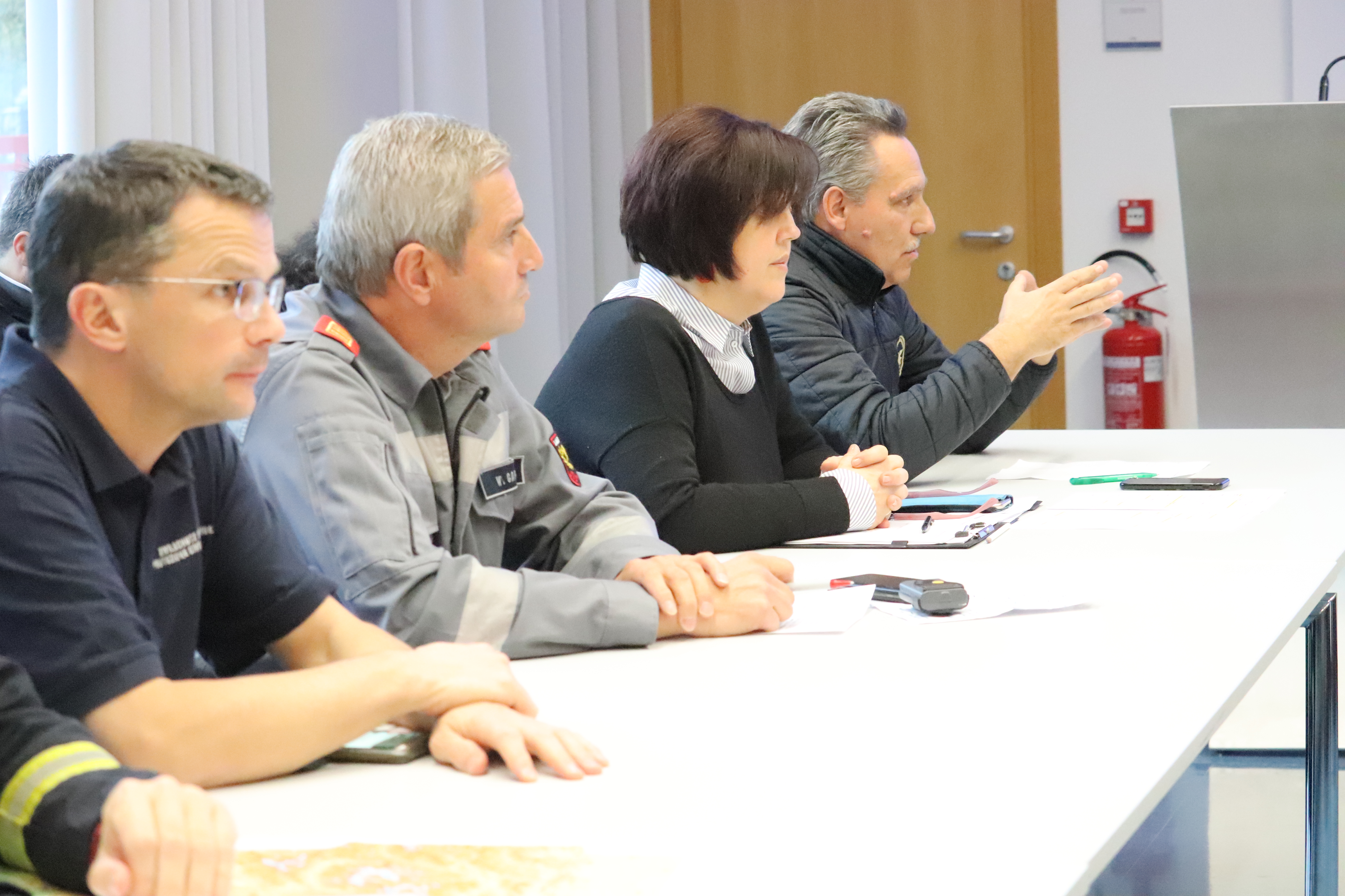 Auf Funktion des Schutzwaldes hingewiesen: Landesforstdirektor Mario Broll (re.) mit Forsträtin Angelika Aichner, daneben Landesfeuerwehrverbandspräsident Gapp, Verkehrsmeldezentrale-Koordinator Rauch (li.). (Foto: LPA/Maja Clara)