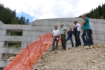 Bei der Rückhaltesperre am Pfinnbach in St. Magdalena/Gsies (v.li.): Landesrat Schuler, Abteilungsdirektor Pollinger, Projekant und Bauleiter Gius, Gsieser Bürgermeister Paul Schwingshackl.