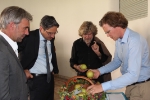 Apfel mit Charakter für einen Charakterkopf: LR Schuler, LH Kompatscher und der Laimburger Pomologe Walter Guerra haben Reinhold Messner heute "seinen" Apfel "Lb 8000" überreicht (Foto: LPA/Bauer)