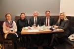 Informationsbesuch in Oberfranken: LR Theiner mit Staatsministerin Melanie Huml (r.) sowie Johann Kalb, Landrat Landkreis Bamberg (3.v.r.), Gabi Troeger-Weiß (4.v.r.) und Inge Werb, Leiterin der Wirtschaftsförderung Landkreis Bamberg (5.v.r.).