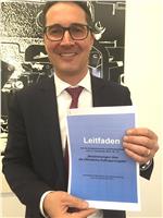 Landeshauptmann Kompatscher: "Das Blaue Buch sorgt für mehr Rechstsicherheit bei allen Beteiligten." Foto: LPA/Giuri